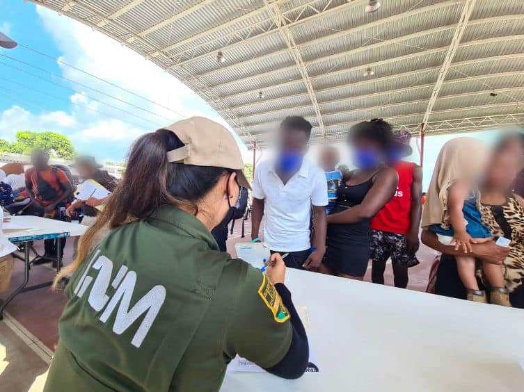 Boeno, boeno. ¿Quién sabe con precisión cómo luce una persona mexicana? 🧔🏾👨🏾‍🦰👨🏾👩🏾‍🦳
Un grupo de jóvenes juristas ha puesto en jaque a la <a href="/SCJN/">Suprema Corte</a> al argumentar que la Ley General de Migración tiene elementos que son violatorios de #derechoshumanos. Va 🧵