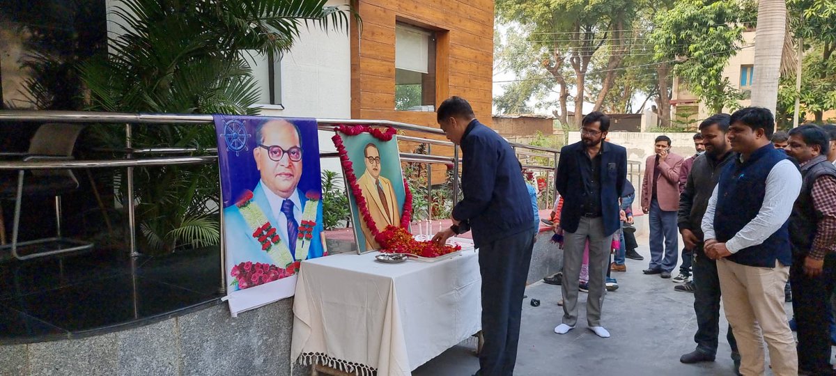 भारत रत्न बाबा साहब डॉ. बी.आर. अम्बेडकर जी के 66वें महापरिनिर्वाण दिवस पर आदर्णीय प्रबन्ध निदेशक दक्षिणांचल व निदेशक (वाणिज्यिक), निदेशक (तकनीकि) व अन्य अधिकारियों व कर्मचारियों द्वारा बाबा साहब के चित्र पर श्रद्धासुमन अर्पित करते हुए आपस में भाई चारा व बन्धुत्व का संदेश दिया ।
