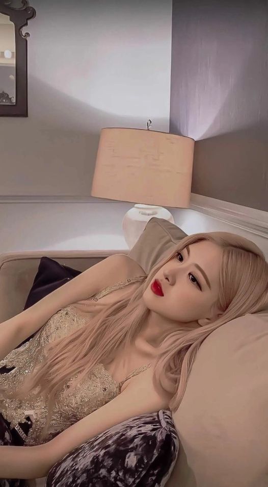 Rosé đang ở top 11 đấy, làm ơn vote cho bé đi mà.
Thời gian còn rất ít🙏🙏🙏🙏
I vote #MAMAVOTE #rosé