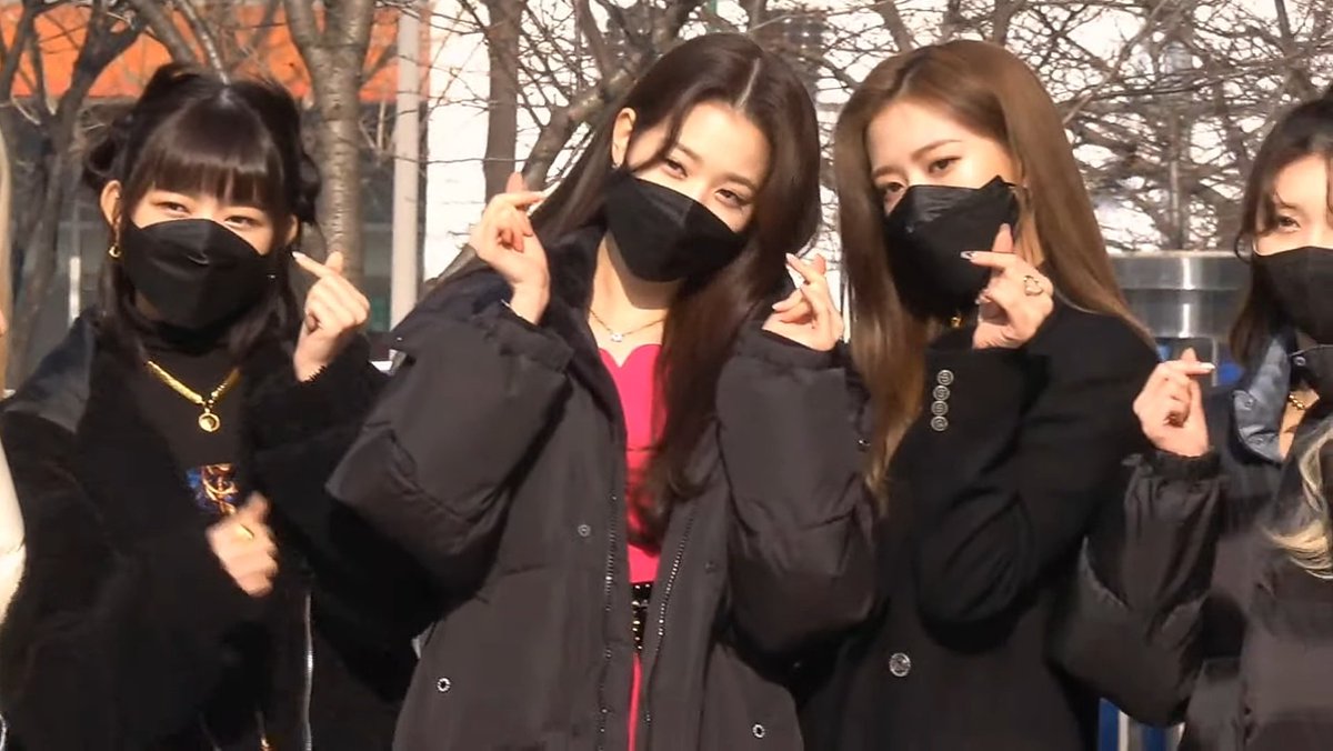 IVEpixs's tweet photo. #IVE #아이브 otw to SBS Power FM Choi Hwajeong's Power Time Radio https://t.co/5PoTwjRrzb