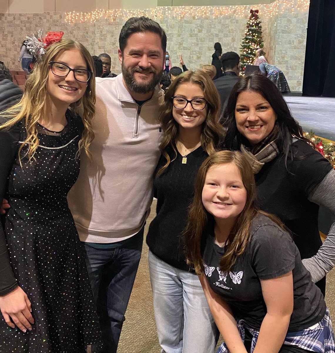 keabshire's tweet photo. SCHS Choir Christmas Concert 2021 @HumbleISD_SCHS @schschoir #lifeintheshire #schschoir #songbird https://t.co/QCtQj8oXbS