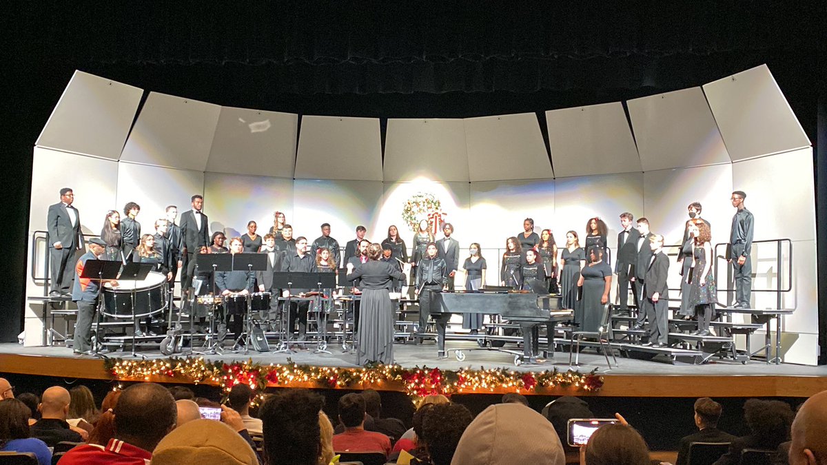 keabshire's tweet photo. SCHS Choir Christmas Concert 2021 @HumbleISD_SCHS @schschoir #lifeintheshire #schschoir #songbird https://t.co/QCtQj8oXbS