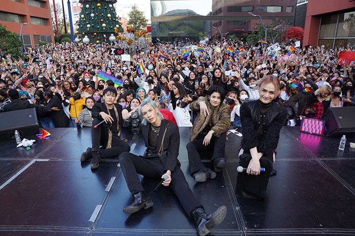 tpopupdate's tweet photo. วง #4MIX กับการจัดมินิคอนเสิร์ตที่ประเทศเม็กซิโก 🇲🇽 ซึ่งมีแฟนคลับหรือ UNIX เข้าร่วมงานมากกว่า 3000 คน เป็นอีกวงที่นอกจากจะผลักดันความเป็น LGBTQ BAND แล้วยังส่งออก TPOP สู่สายตาชาวโลก 
 
#TPOP https://t.co/ic8BIxjX5d