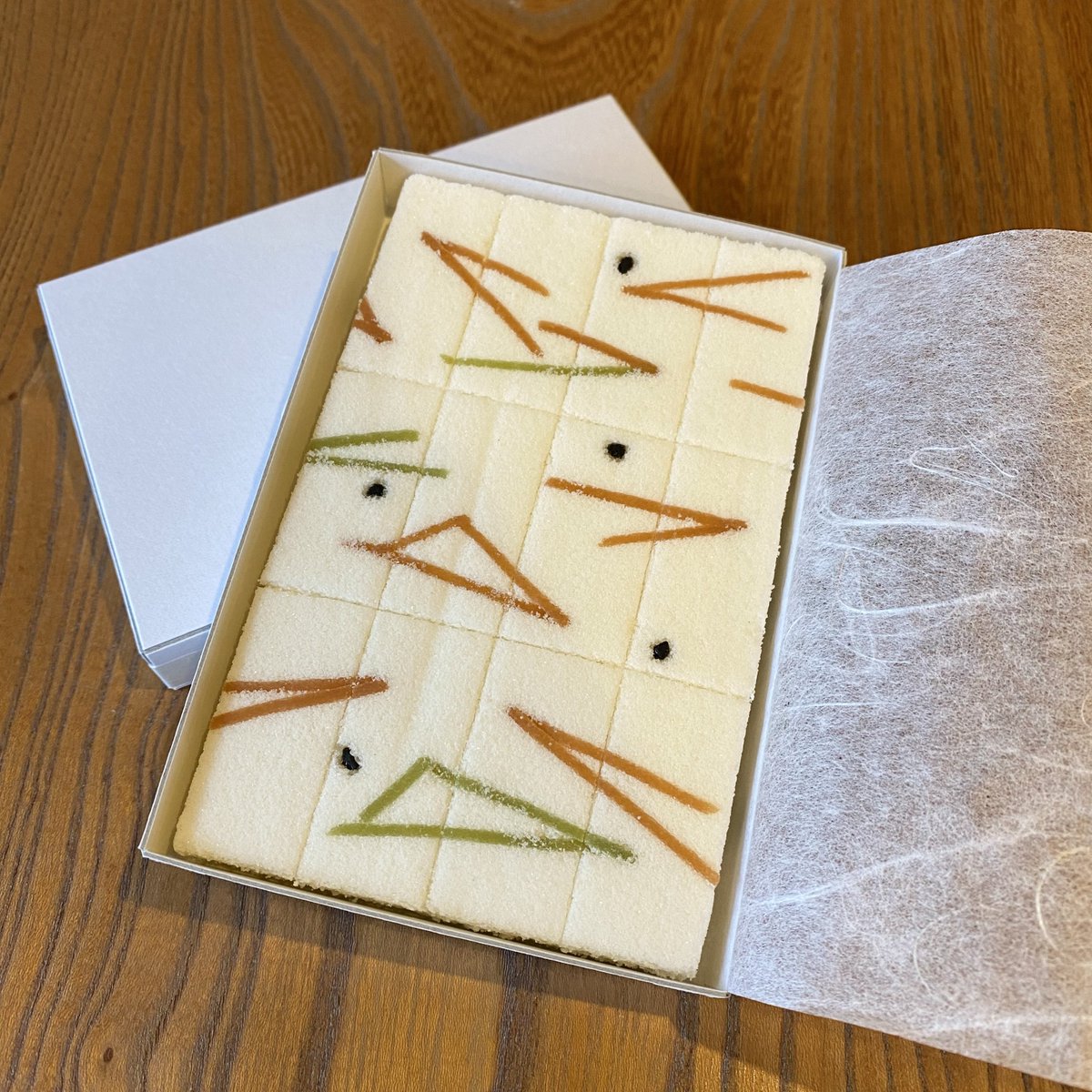 suhamaya193's tweet photo. 遅くなりましたが、12月の押物は『枯れ松葉』です🍂
12月限定で、中に大徳寺納豆が入っています！
（4日前までの要予約）
#すはま屋 #洲濱 #洲浜  #京都 #京都コーヒー  #丸太町 #丸太町カフェ https://t.co/dFsWgTgIiL