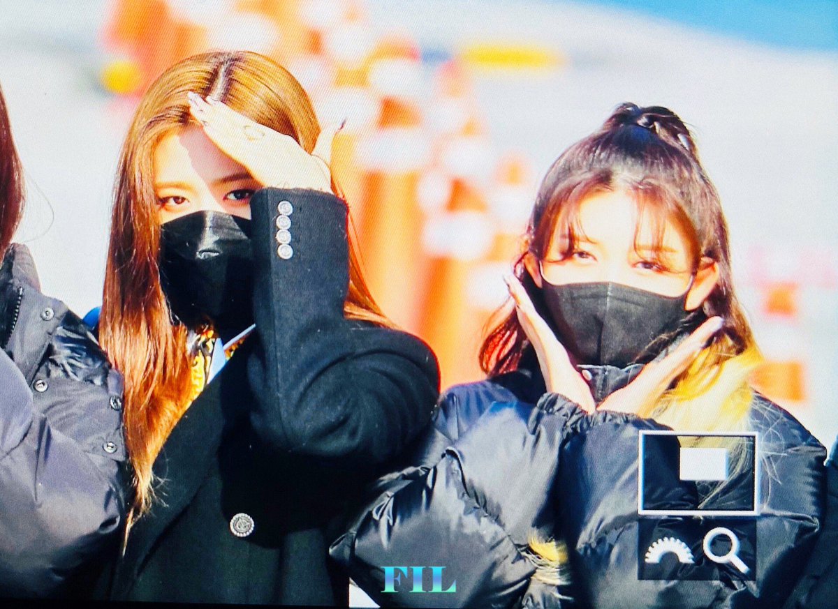 FIL_0203's tweet photo. 211207 출근 포토타임

#아이브 #IVE
#유진 #YUJIN
#가을 #GAEUL https://t.co/oxJTRZUmtr