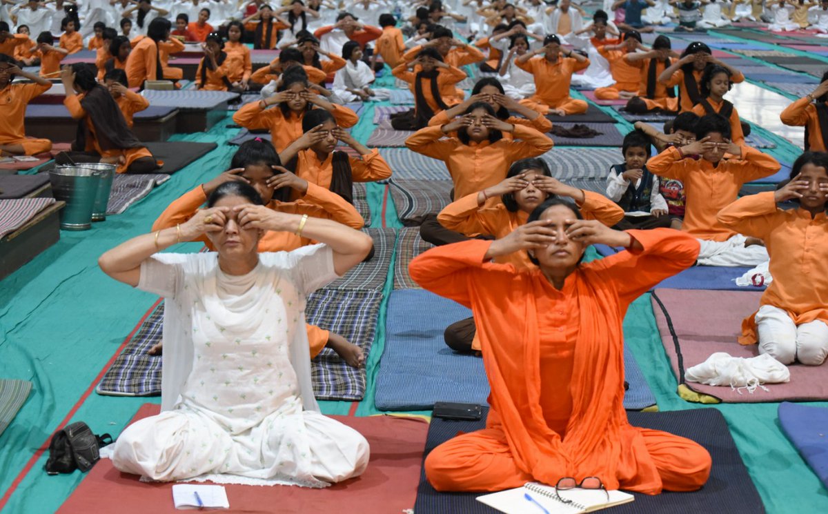 DivyaYogTrust's tweet photo. योग से हमे स्वास्थ्य मिलता है,सुंदरता मिलती है, सुख-शांति मिलती है और जो योग करता है उसको जीवन में स्वास्थ्य के साथ समृद्धि  मिलती है और  शरीर, मन और आत्मा को  जोड़ता हैं 
#SwamiRamdevQuotes #Yoga #MotivationalQuotes https://t.co/AbLbZ01ub6
