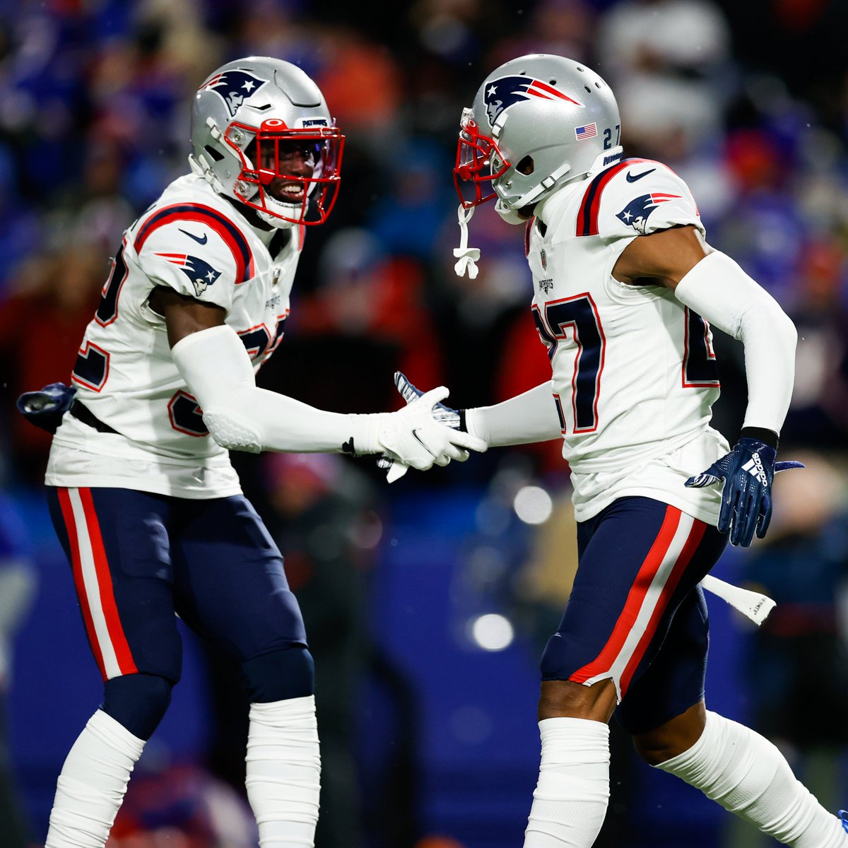 NFL's tweet photo. A rookie QB.
The No. 1 scoring defense.
The only AFC team with 9 wins.

After 13 weeks, the @Patriots are the AFC's #1 seed. #ForeverNE https://t.co/LUAWPTC4RQ