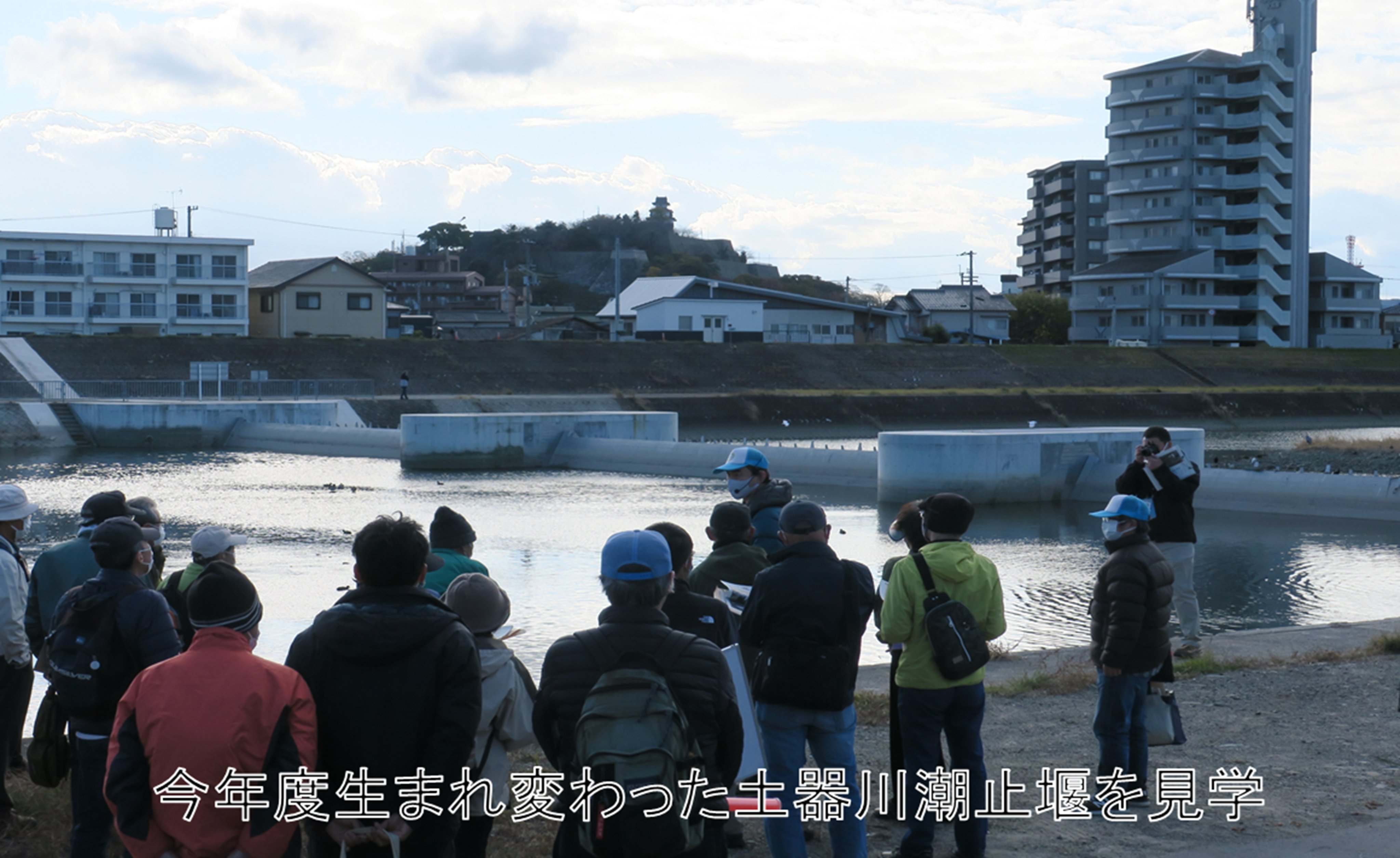国土交通省 香川河川国道事務所 11月27日 土 に熱 I 土器川プロジェクト 土器川かわ 歩き を開催しました ｎｈｋブラタモリ案内人を務めた香川大学の長谷川教授を今回も迎えて 土器川にまつわる災害史や成り立ちについて 地形 地質の視点から学