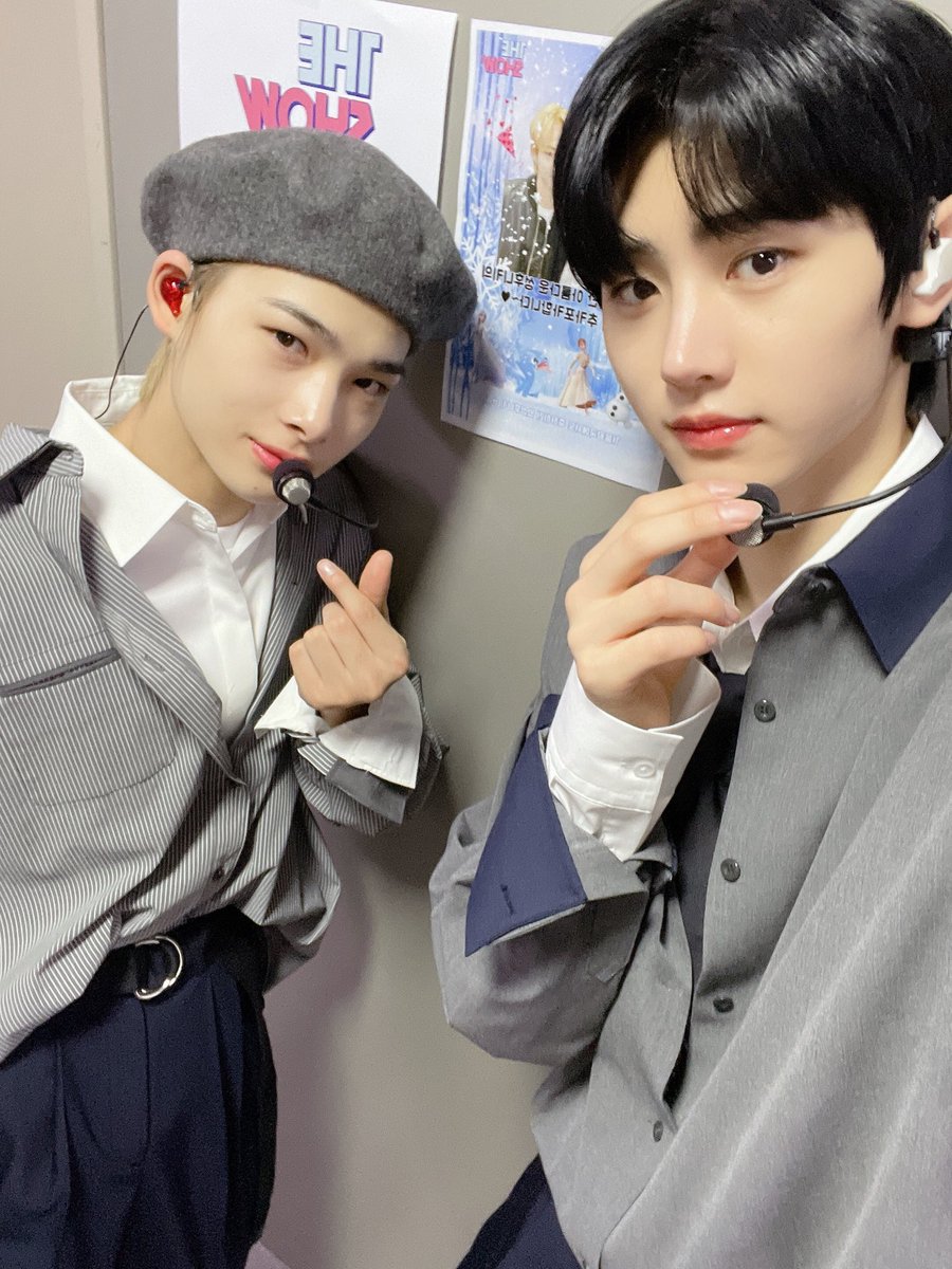 nksunbaem's tweet photo. Ni-ki mentioned that last year sunghoon and ni-ki celebrated their bday &amp; took a photo on the dressing room. (see pic) So for this year they’ll go to a cafe &amp; have a photo together. Please we need a video of that too 😭 https://t.co/wg5fiPUwtw