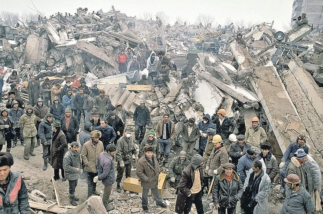 В каком году было сильное землетрясение. Спитак землетрясение 1988. Ленинакан землетрясение 1988. Землетрясение в Армении в 1988 город Ленинакан.