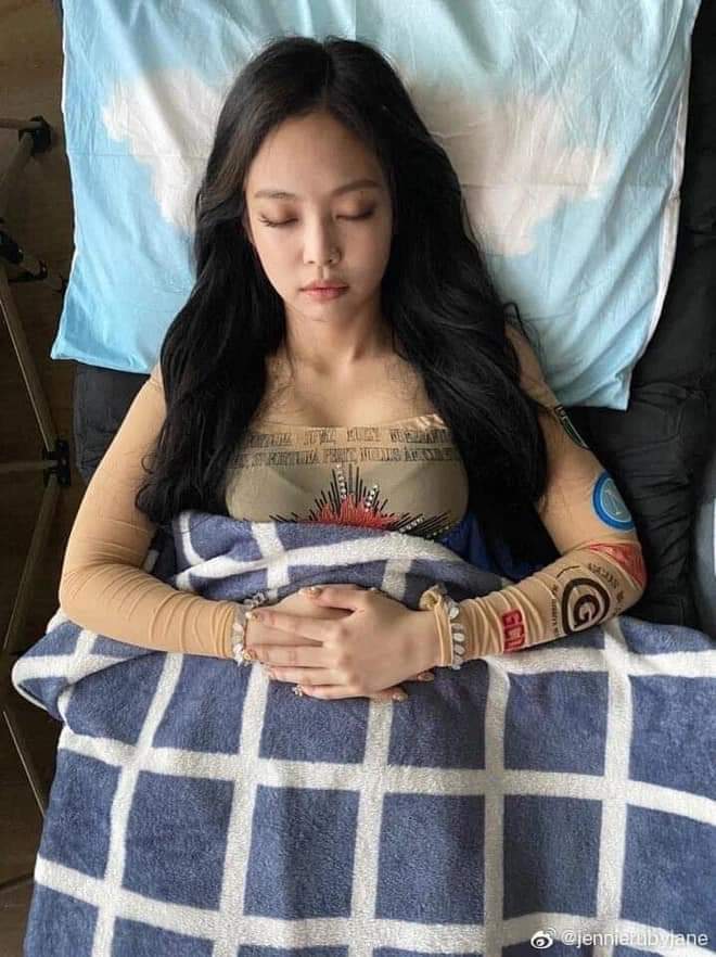 lee_pucs's tweet photo. Shut up please🙏
She is sleeping
WE LOVE YOU JENNIE
#JENNIE @BLACKPINK https://t.co/XFYXe2YG2w