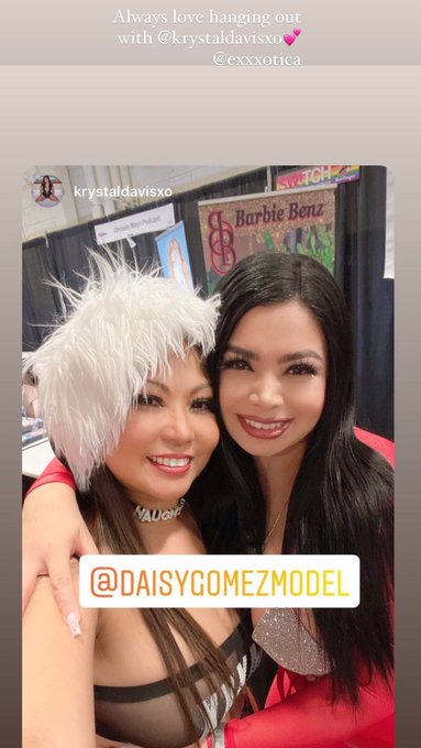 🌸Daisy Gomez🌸 - Love hanging out with @krystaldavisxxx @exxxotica https://t.co/6RLoncsT5i