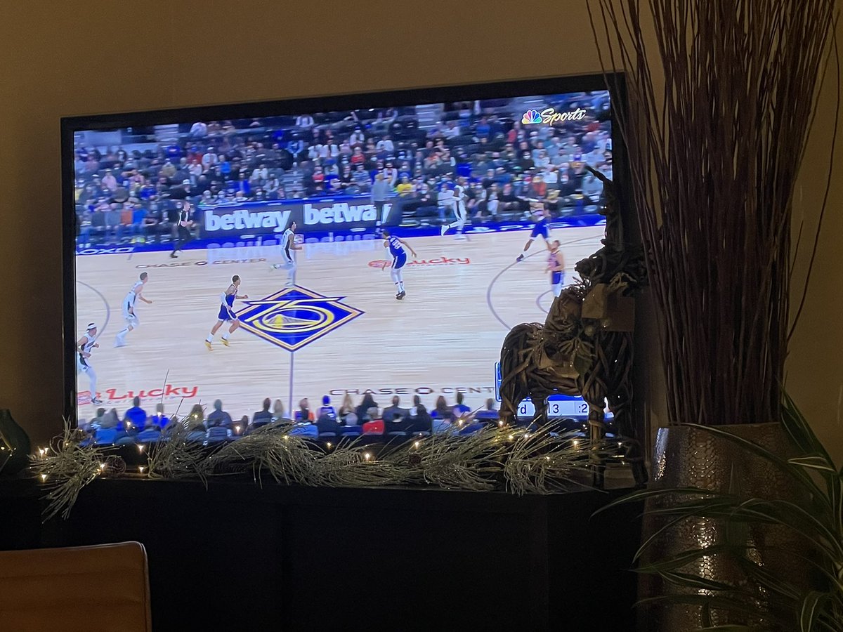 kellijohnson_'s tweet image. What’s more important, my Christmas decorations or the score in the @warriors game?! It’s a good thing this game isn’t close! #warriors #movebitchgetoutdaway 🎄 #reindeerproblems #holidayseason #igot99problemsandrudolphisone #hoops2houses
