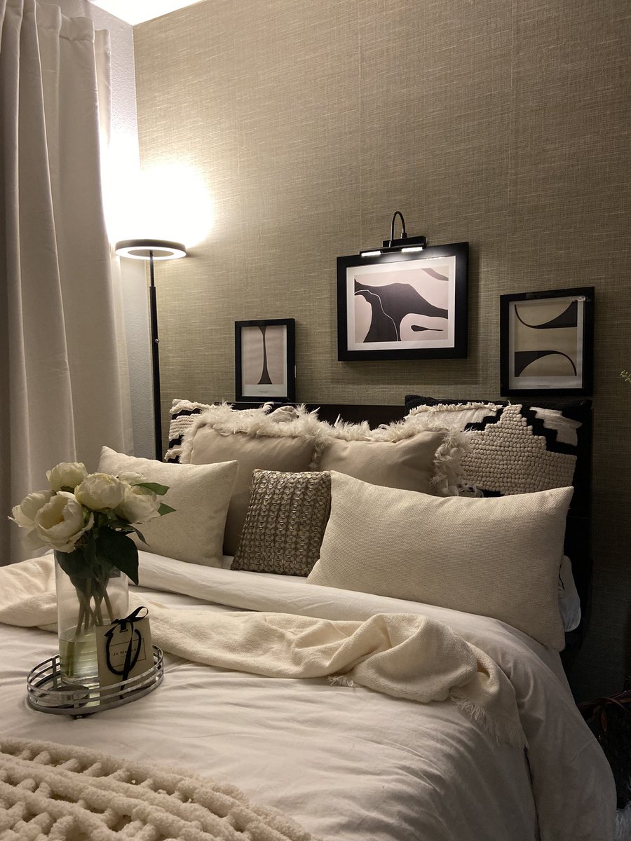 empressparryn's tweet photo. wanted my college apt. to feel like a hotel :) https://t.co/Llg0nzrg9A
