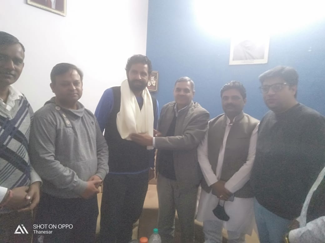 mukeshsharmaaap's tweet image. आज धर्म नगरी कुरुक्षेत्र में आम आदमी पार्टी के प्रदेश अध्यक्ष नवीन जय हिंद जी से दोपहर के भोजन में मुलाकात हुई ज़मीन पर बैठकर ज़मीन से जुड़े हुए ज़मीनी कार्यकर्ताओं के साथ भोजन करते हुए