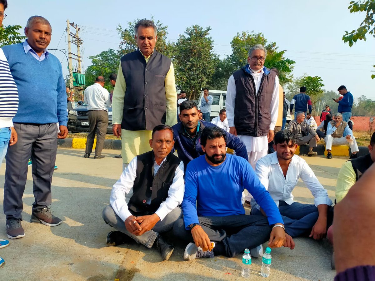 mukeshsharmaaap's tweet image. आज धर्म नगरी कुरुक्षेत्र में आम आदमी पार्टी के प्रदेश अध्यक्ष नवीन जय हिंद जी से दोपहर के भोजन में मुलाकात हुई ज़मीन पर बैठकर ज़मीन से जुड़े हुए ज़मीनी कार्यकर्ताओं के साथ भोजन करते हुए