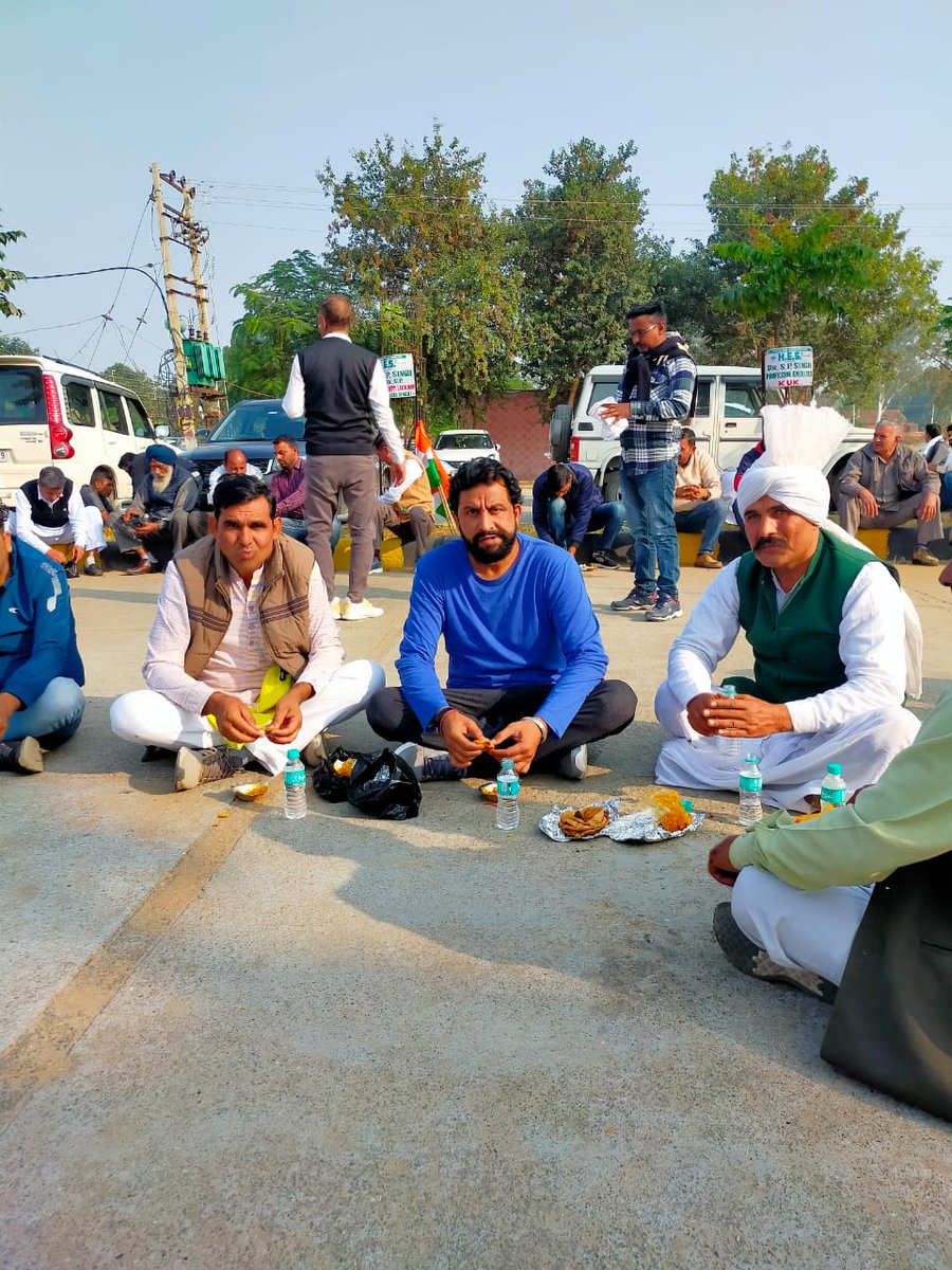 mukeshsharmaaap's tweet image. आज धर्म नगरी कुरुक्षेत्र में आम आदमी पार्टी के प्रदेश अध्यक्ष नवीन जय हिंद जी से दोपहर के भोजन में मुलाकात हुई ज़मीन पर बैठकर ज़मीन से जुड़े हुए ज़मीनी कार्यकर्ताओं के साथ भोजन करते हुए