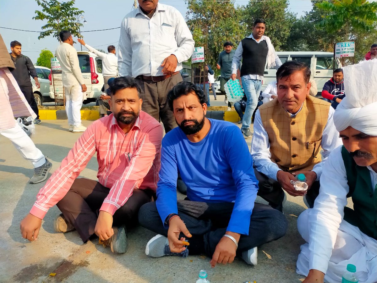 mukeshsharmaaap's tweet image. आज धर्म नगरी कुरुक्षेत्र में आम आदमी पार्टी के प्रदेश अध्यक्ष नवीन जय हिंद जी से दोपहर के भोजन में मुलाकात हुई ज़मीन पर बैठकर ज़मीन से जुड़े हुए ज़मीनी कार्यकर्ताओं के साथ भोजन करते हुए