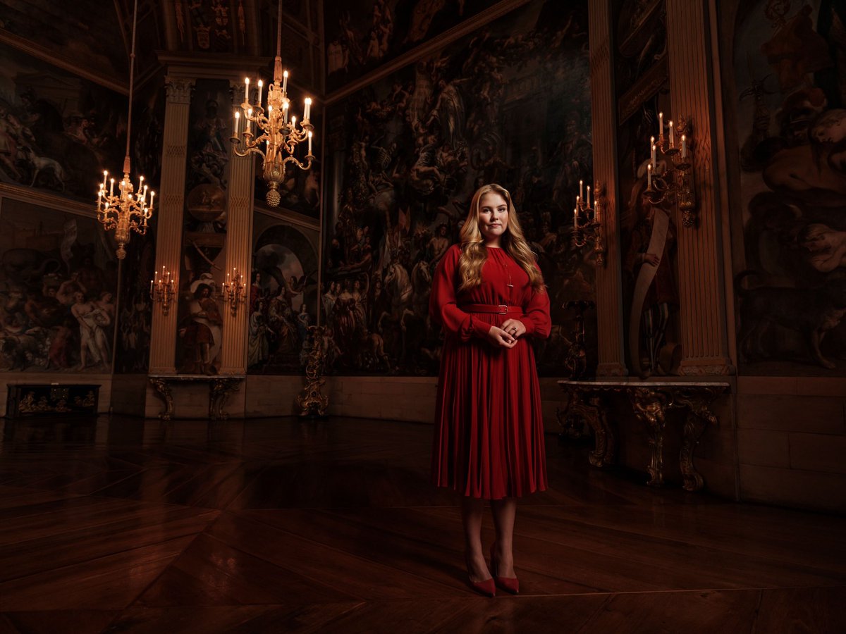 koninklijkhuis's tweet photo. Prinses Amalia viert vandaag haar 18e verjaardag. Ter gelegenheid van haar verjaardag zijn nieuwe foto’s gepubliceerd. De foto’s zijn dit najaar gemaakt in Paleis Huis ten Bosch.
https://t.co/1OkbClsHxC https://t.co/XeiRTaKvHK