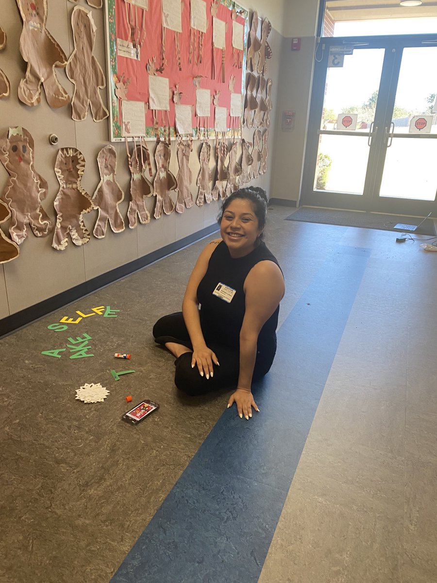 deedramann3mann's tweet photo. My room mom hard at work decorating our door. I thought the elves did all the work? ⁦@gheagles⁩  #We love GHE https://t.co/IP6qYOPnfS