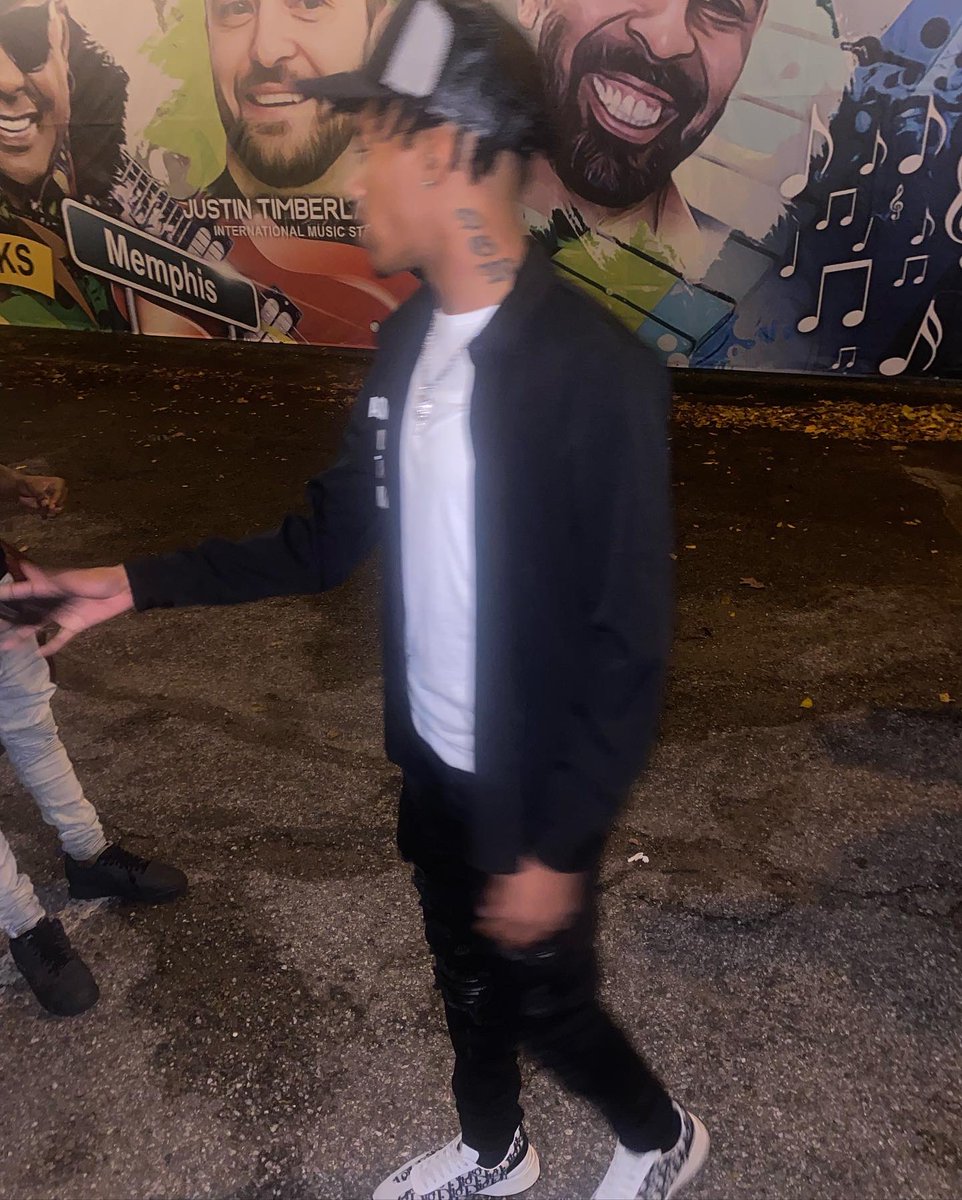 Tezzodavinci's tweet photo. Dont give a fuck if im livin ina hills foreva da hood gone live thru me🖤💪🏾🤙🏾 https://t.co/a4uX8eWM4E