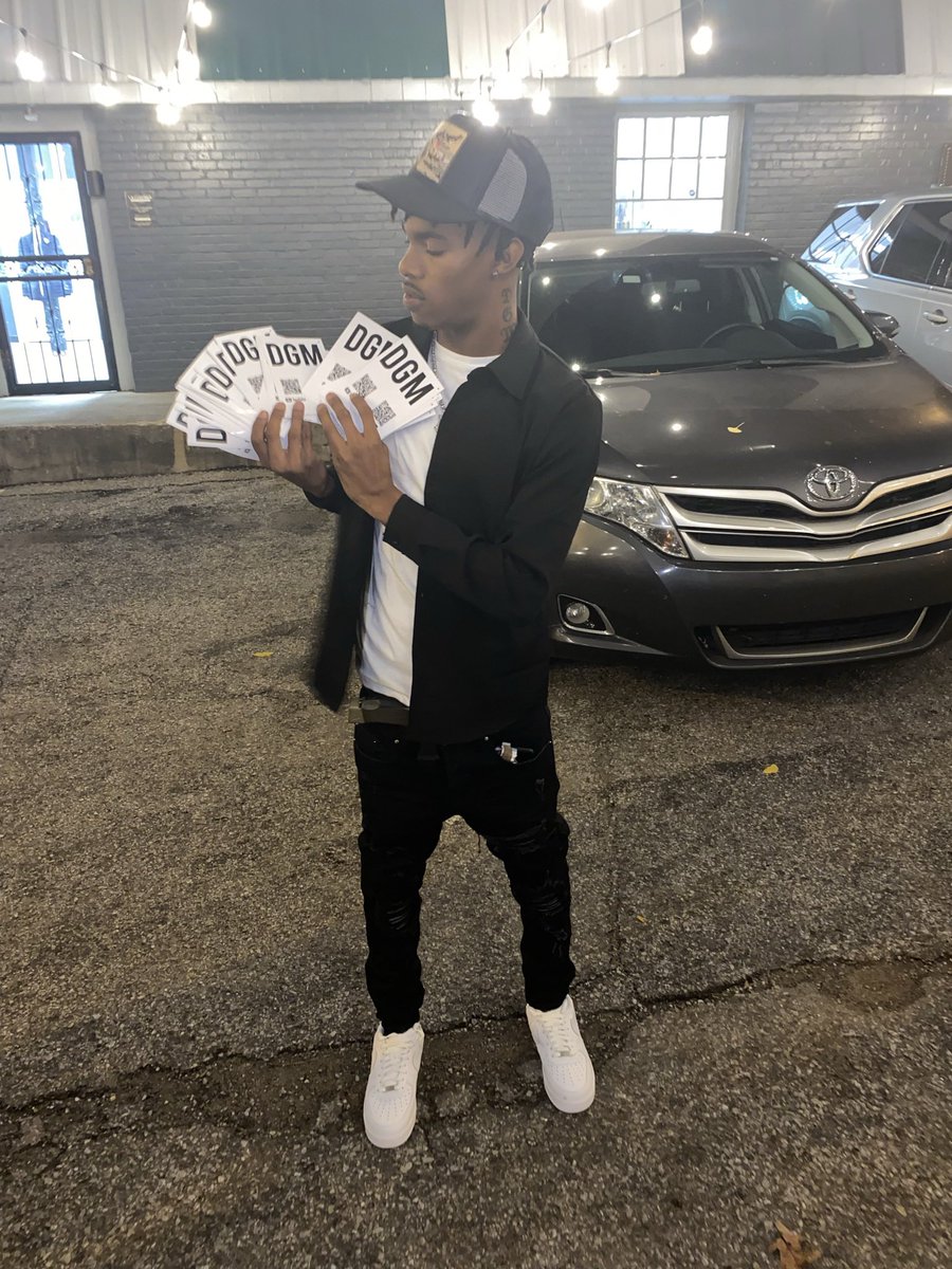 Tezzodavinci's tweet photo. Dont give a fuck if im livin ina hills foreva da hood gone live thru me🖤💪🏾🤙🏾 https://t.co/a4uX8eWM4E