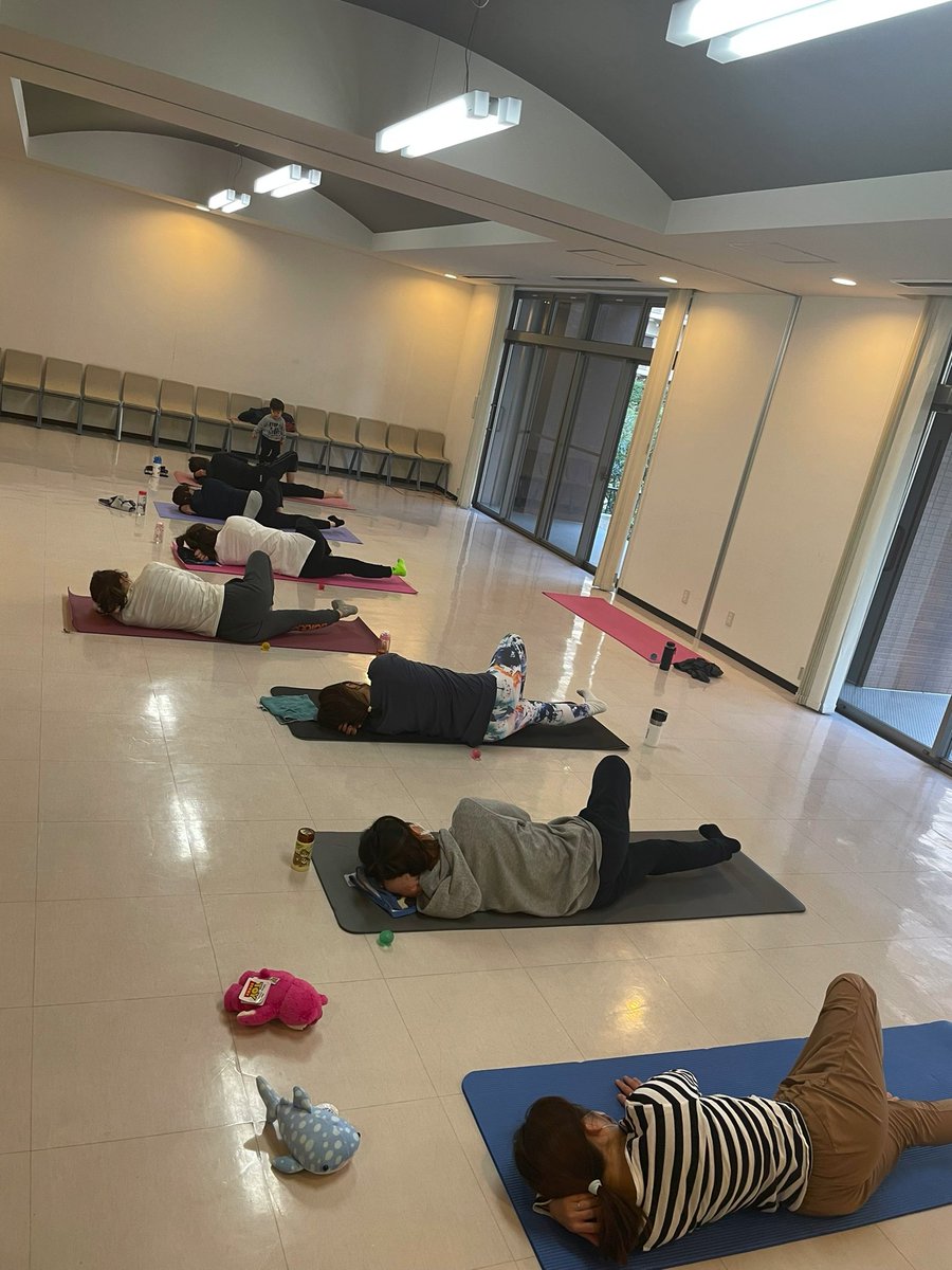 NPilates2's tweet photo. 少し寒くなって参りましたが、ネスピラ活動でピラティスしてからだのめぐりを良くしましょ❣️
グループレッスン風景です☺︎
マットの貸出ありますので、手ぶらでもオッケーですよ☺︎
＃大阪ピラティス
＃大阪子連れトレーニング
��子連れピラティス https://t.co/rh8b1msQa2