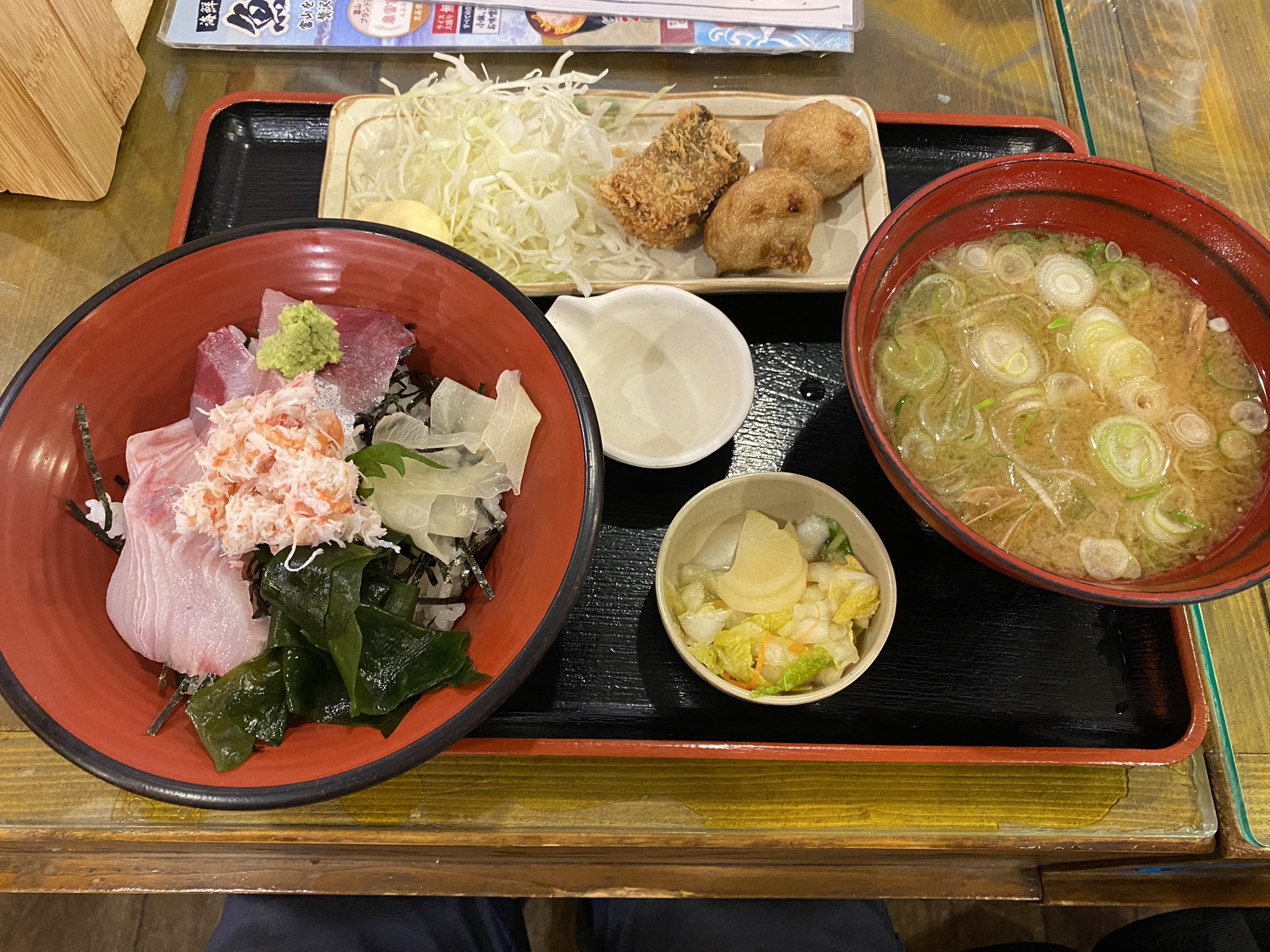 Papaton 今日は富山の魚どん亭さんでランチ Aセット980円でこのボリュームは凄い 海鮮丼 揚げ物 あら汁どれも美味かったぁぁ 富山駅 海鮮 ランチ T Co Cmynqn2tj6 Twitter