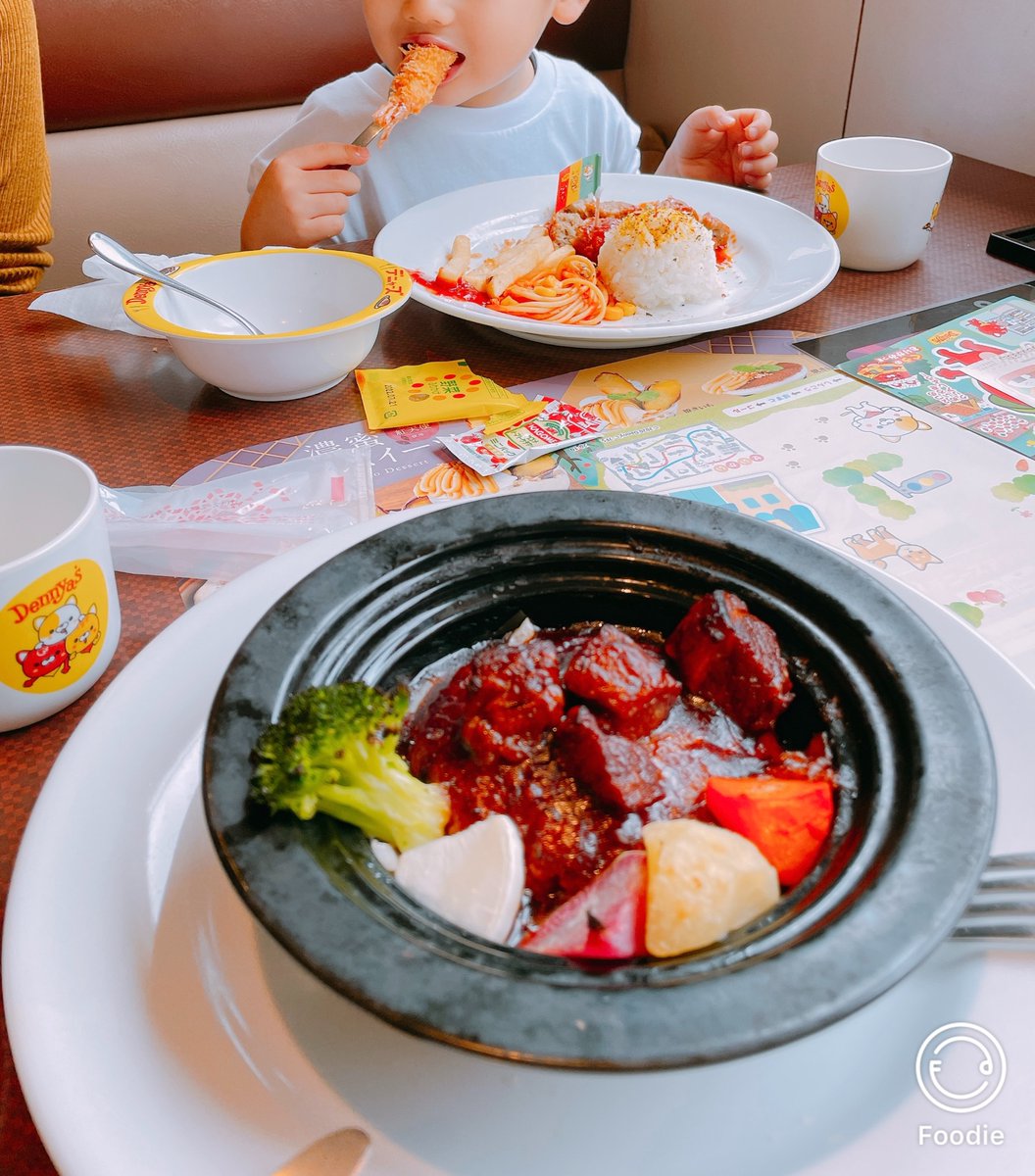 kyonshogo's tweet image. ハンバーグ食べたいということで、
孫っちと娘っちとデニーズランチ♪
孫っちは、お子様セットペロリと食べちゃいました！
パワー注入、夕方からのお仕事頑張れるー！#デニーズランチ
