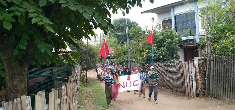 KLT_96's tweet photo. Locals in ShweBo, Sagaing Region never skip a day of protesting against Genocidal Military with full determination to take down Dictatorship showing full support for @NUGMyanmar.

#Cambodia_RejectTerrorists
#Dec7Coup
#WhatsHappeningInMyanmar
https://t.co/YdXnlhxgw8