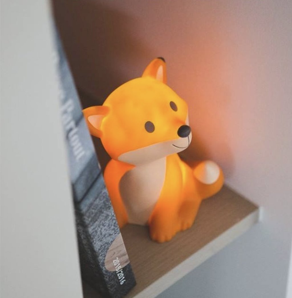 작은 여우 램프 🦊
사랑스러운 눈빛으로 달을 쳐다보는 작은 여우 램프에요. 은은한 오렌지 빛을 내고 있어요.
🦊Atelier Pierre