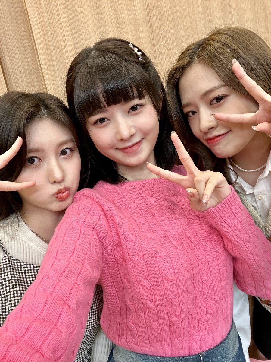 IVEstarship's tweet photo. 📸
SBS 파워FM 107.7Mhz
두시탈출 컬투쇼 완료! 💕

IVE 아이브의 첫 라디오 나들이 📻
나른한 일요일 오후 두 시,
아이브와 함께 에너지 가득 충전 🔋

#IVE #아이브 #YUJIN #유진
#GAEUL #가을 #REI #레이
#ELEVEN #IVE_ELEVEN https://t.co/gRIagdEzON