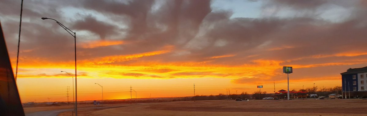 EverTheSame97's tweet photo. The most beautiful sunset I've seen in a while, yesterday at Elk City. #Sunset #Oklahoma #beautiful #news9 @ChasingtheMeso https://t.co/Jn19I2gyjw