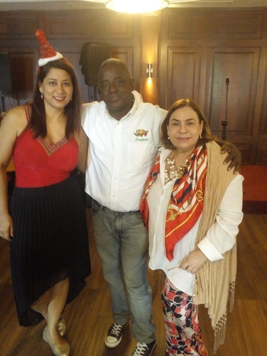 Aquí durante la celebración del  Primer Encuentro Navideño de la Academia Dominicana de Periodistas de Arte y Espectáculo, acompañado  de mis  dos presidentas: Asociación Dominicana de Cronista Sociales,_ Mirna Pimentel, y Asociación Dominicana de  Prensa Turística, Yenny  Lovera