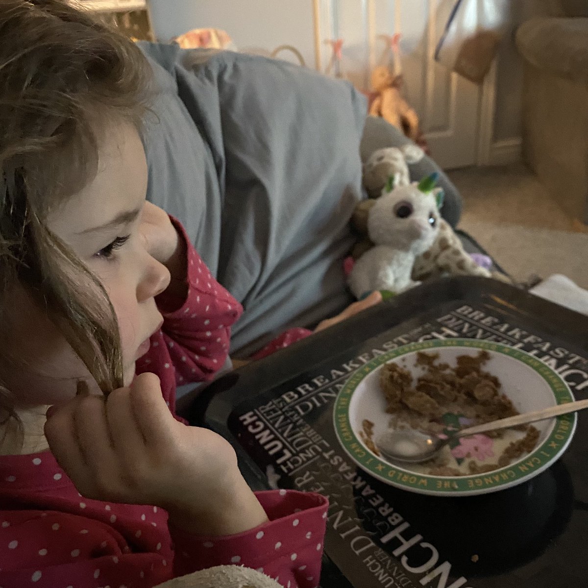 jamescutlan's tweet photo. 5:27amβοΈ
.
5:54am : Reading books (not falling back to sleep) π
.
6:00am : @netflix : Mr. Bean: The Animated Series
.
7:08am : βDaddy, can I have a bowl of bran flakes?β
.
#TiredDaddy #TheThingsYouDo #Zzzz https://t.co/MZpbfCV7Sd
