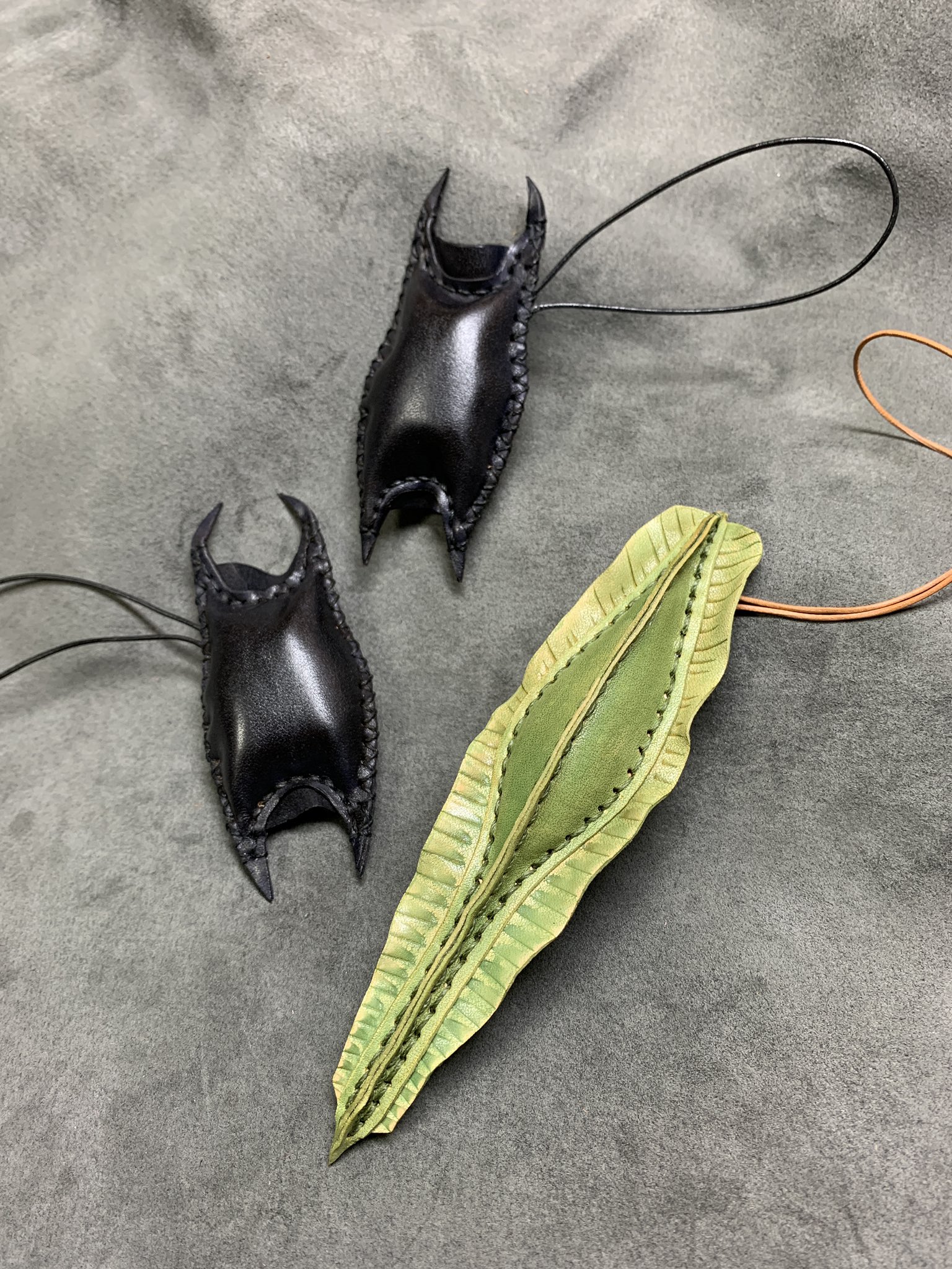 あまのじゃくとへそまがり 2か月くらい紹介し忘れてた 海の中のちょっと不思議な卵シリーズ ナヌカザメの卵 の財布 ネコザメの卵のカプリコ入れ に続いて今回は ギンザメの卵 ガンギエイの卵 をほぼ実物大のストラップにしました