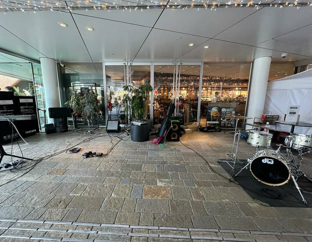 hanami0905's tweet photo. インストアライブに行ってきました。
インストアといってもライブは外なので着込んでいったけど今日は風がなかったので寒さマシでした。
ライブは今日も最高やったー！
やっぱりネイバーズはストリートが似合う♡
楽しい時間をありがとう🥰
#NBCP #NeighborsComplain #枚方T-SITE
#MadeInStreet2 https://t.co/OawuhRt1tU