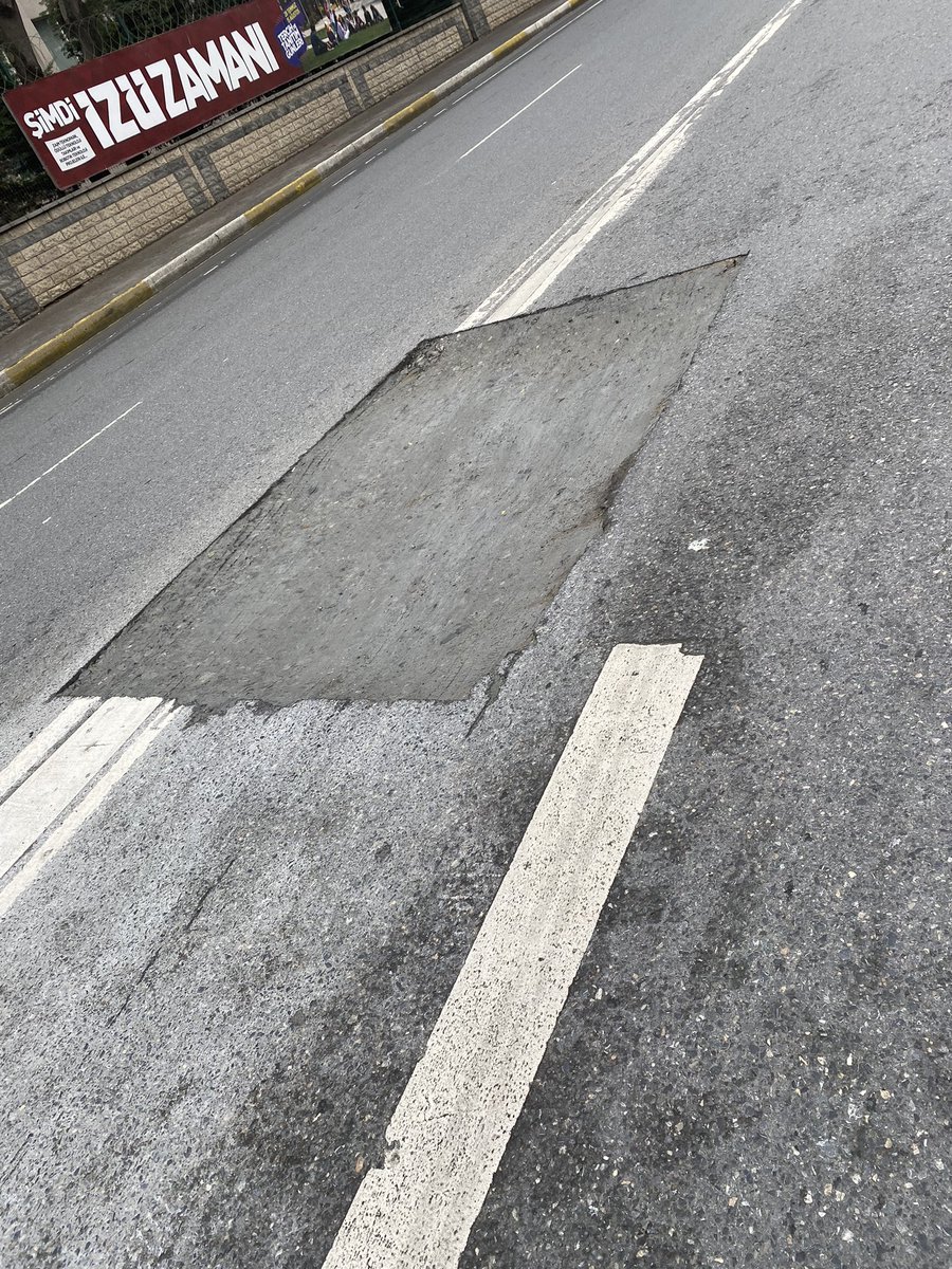 Halkalı Selahattin Zaim üniversitesi önü . Hiçbir uyarı tabelası konulmamış <a href="/Kucukcekmecemiz/">Küçükçekmece BLD</a>