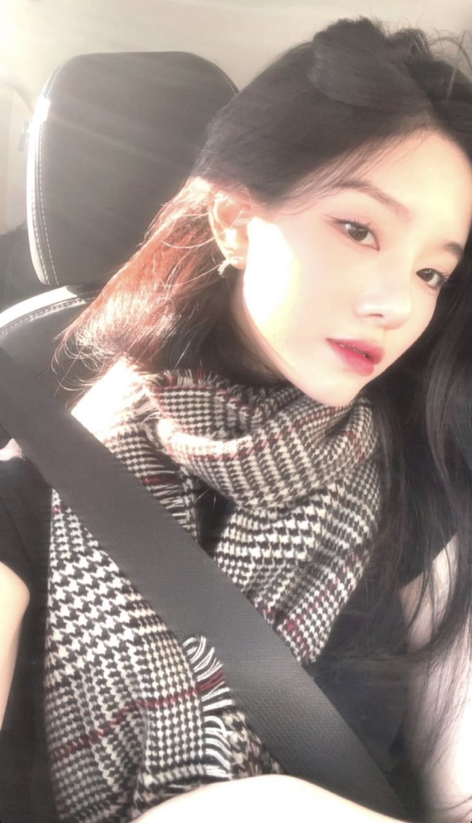 RAYEONLOOKS's tweet photo. instagram story update 
#fanatics #rayeon #이나연 https://t.co/BhUagoVvkO