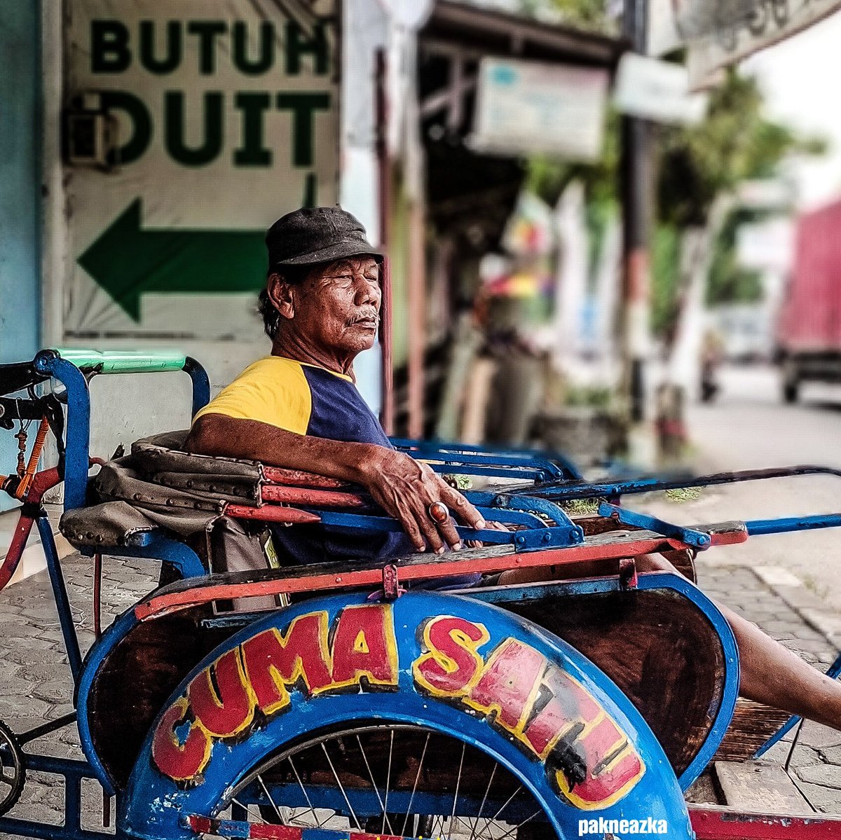 "cuma satu" alasan mengapa dia masih sabar menunggu.