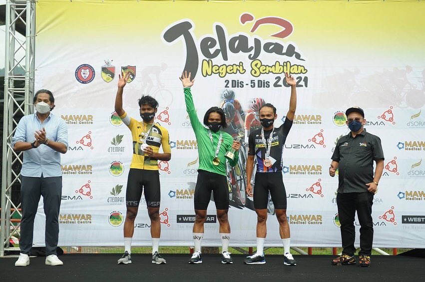 nsblackpanthers's tweet photo. Pemenang Jersi Hijau (Raja Pecut)
- Muhammad Faisal Izuddin, Terengganu

Pemenang Jersi Kuning (Individu Keseluruhan)
- Muhammad Shahmir Aiman Abdul Halim, Terengganu 

Acara penyampaian medal disempurnakan oleh Presiden Persatuan Berbasikal Negeri Sembilan, YB Khairy Jamaluddin. https://t.co/MbOxX6q1uM