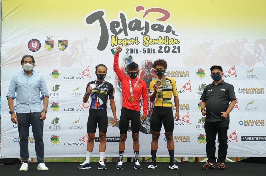 nsblackpanthers's tweet photo. Pemenang Jersi Hijau (Raja Pecut)
- Muhammad Faisal Izuddin, Terengganu

Pemenang Jersi Kuning (Individu Keseluruhan)
- Muhammad Shahmir Aiman Abdul Halim, Terengganu 

Acara penyampaian medal disempurnakan oleh Presiden Persatuan Berbasikal Negeri Sembilan, YB Khairy Jamaluddin. https://t.co/MbOxX6q1uM