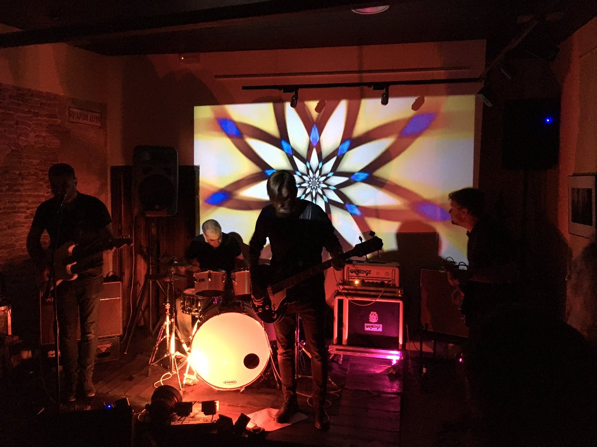 Grandes #JinxKarma ayer en #GaleriaByn , la frescura hecha rock