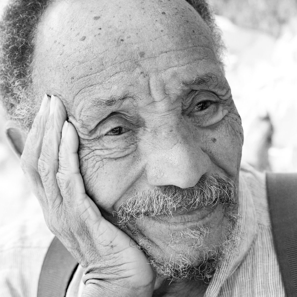 Faire sa part.
« Un jour, dit la légende, il y eut un immense incendie de forêt. De tous les animaux terrifiés, seul le petit colibris s’active, et crache sur le feu. Agacé, le tatou, lui dit "Colibri ! Cela ne sert à rien ! " Je sais, mais je fais ma part »