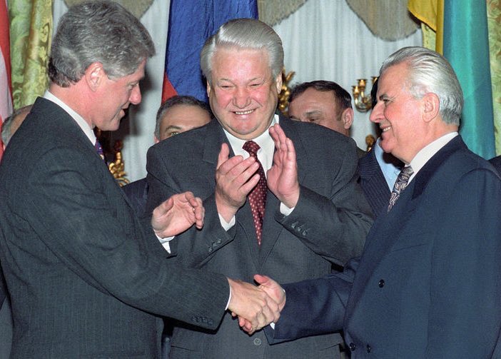 NashaCanada's tweet photo. 5 декабря 1994г был подписан Будапештский меморандум гарантирующий Украине территориальную целостность.
В 2014 Кремль оккупировал Крым и Донбасс, и лишний раз подтвердил истину, что любой договор с Россией не стоит бумаги на которой он написан. https://t.co/zQQHKTMdqz