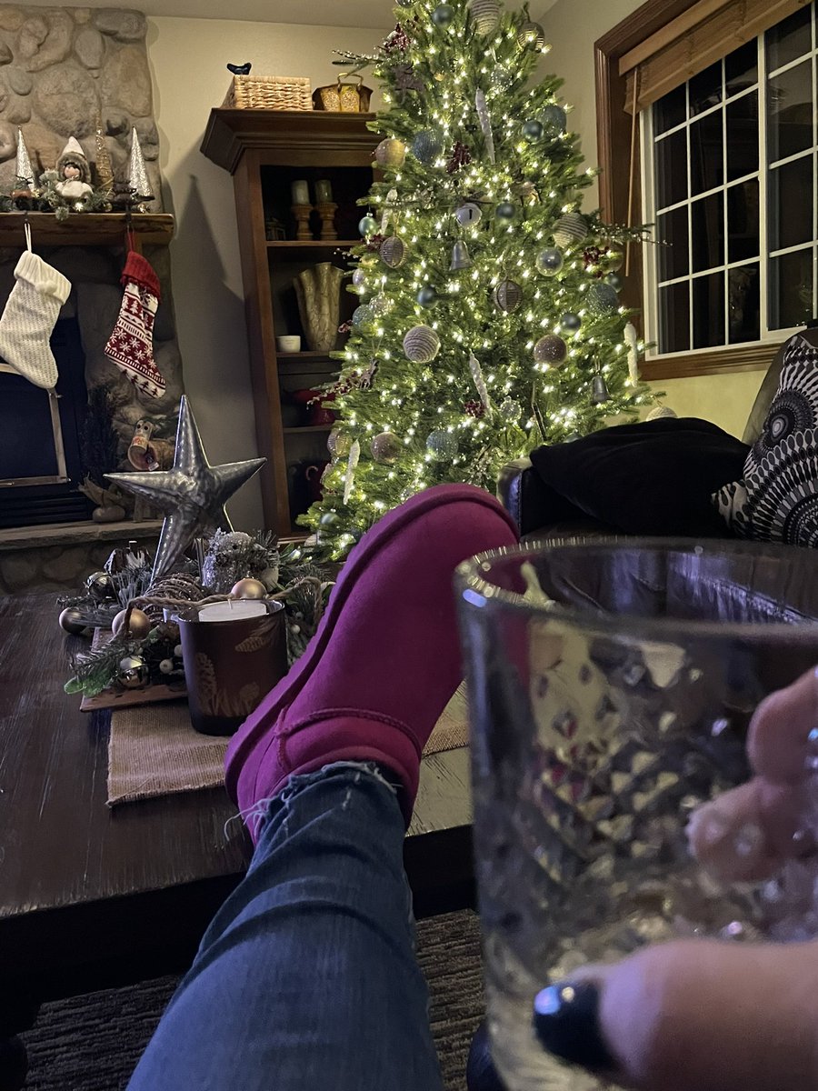 keelyrw's tweet photo. It’s an UGGenta kind of night ! I’m going to need a 2nd pair for the office  #7leguasTequila https://t.co/hWm9vHLUgu