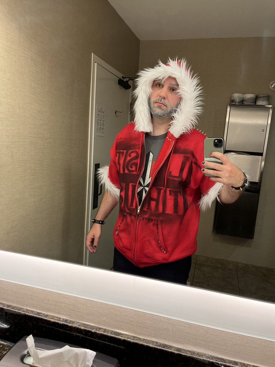 RAEIV's tweet photo. When the assignment is “come as a Santa” for a Christmas party, you go as punk rock Santa #hohoho #listthis https://t.co/ABxbFykdkP