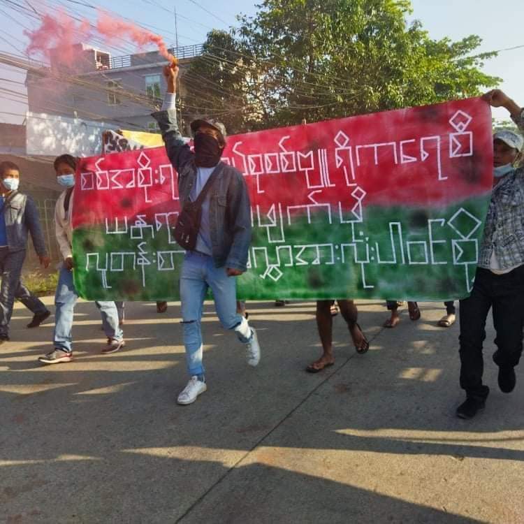 KaungKhantHto10's tweet photo. "စစ်အစိုးရ၊ စစ်အုပ်စု၊ စစ်ဗျူရိုကရေစီယန္တရားတိုက်ဖျက်ဖို့ လူတန်းစားလူ့အလွှာအားလုံးပါဝင်စို့"
All Burma Federation of Student Unions-ABFSU in Yangon took over the streets protesting against the dictator to defy military rules.
#HelpMyanmarIDPs
#Dec5Coup
#WhatsHappeningInMyanmar https://t.co/sE7KdXH0J9