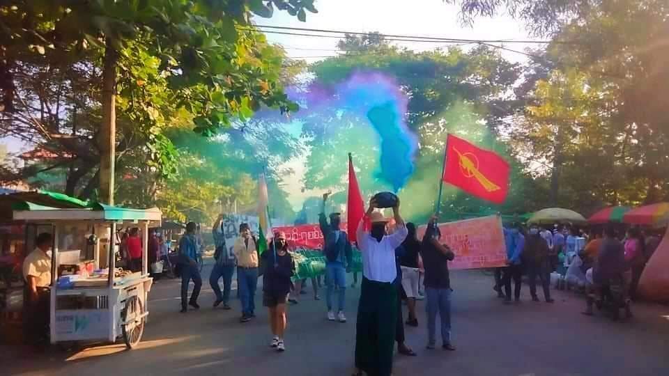 "စစ်အစိုးရ၊ စစ်အုပ်စု၊ စစ်ဗျူရိုကရေစီယန္တရားတိုက်ဖျက်ဖို့ လူတန်းစားလူ့အလွှာအားလုံးပါဝင်စို့"
All Burma Federation of Student Unions-ABFSU in Yangon took over the streets protesting against the dictator to defy military rules.
#HelpMyanmarIDPs
#Dec5Coup
#WhatsHappeningInMyanmar
