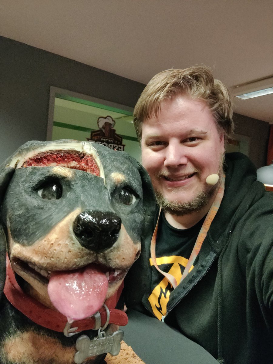 Br4mm3n's tweet photo. Über 1,25 Millionen Euro und ein angefressener Hund. 

Was ein unfassbar verrückter Abend. 

Danke 
#FriendlyFire7 https://t.co/jsCcCoit3G